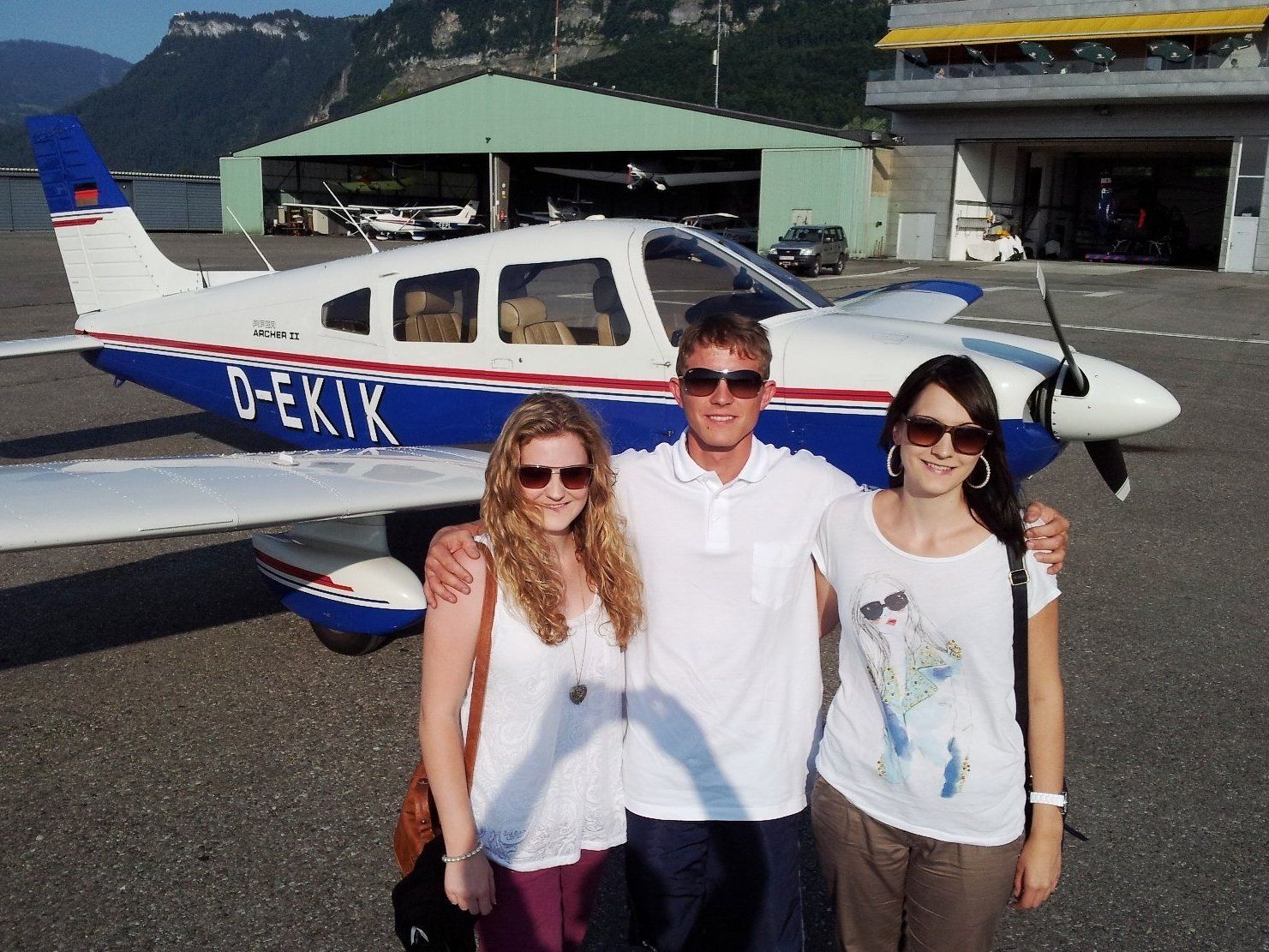 Marissa & Isabell "erlebten" einen tollen Weltuntergangsflug mit Rundflugteam-Pilot Markus Klotz Marissa & Isabell "erlebten" einen tollen Weltuntergangsflug mit Rundflugteam-Pilot Markus Klotz