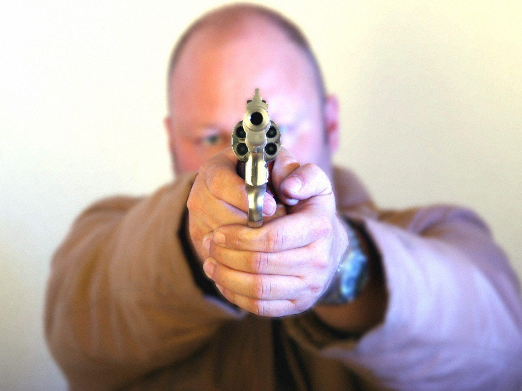 Im Müllraum sah sich ein Angestellter einem bewaffneten Räuber gegenüber Im Müllraum sah sich ein Angestellter einem bewaffneten Räuber gegenüber