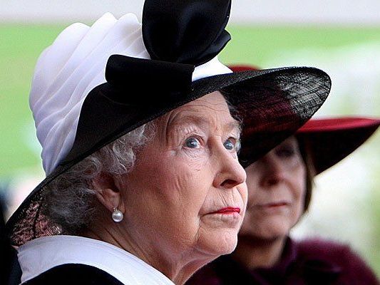 Immer perfekt frisiert dank Figaro Carmichael - die Queen Immer perfekt frisiert dank Figaro Carmichael - die Queen