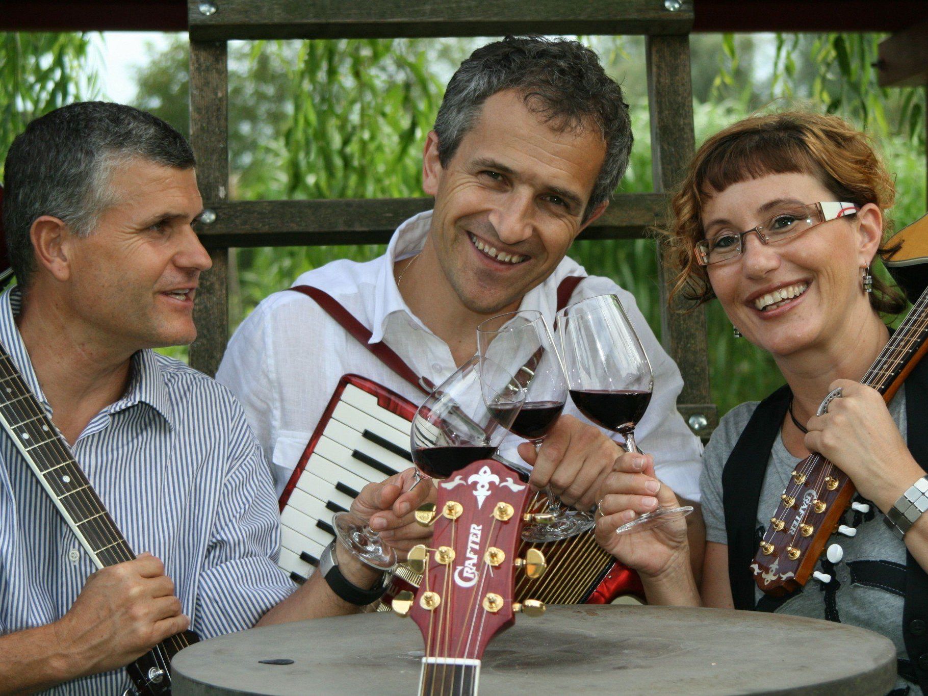 Die „Redwine Killers“ sorgen auf dem Weinfest für musikalische Unterhaltung. Die „Redwine Killers“ sorgen auf dem Weinfest für musikalische Unterhaltung.