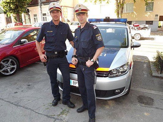 Diese beiden Polizisten halfen einem Einbruchsopfer Diese beiden Polizisten halfen einem Einbruchsopfer
