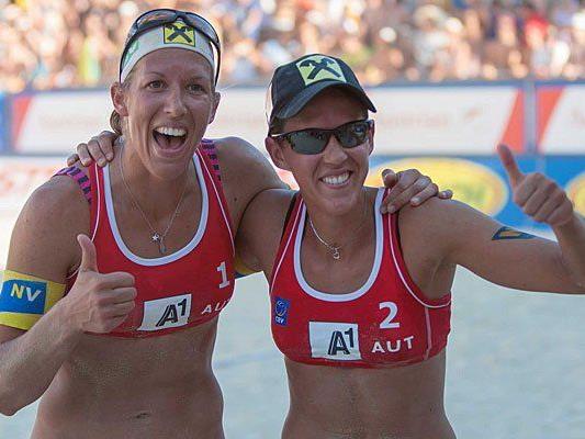 Stefanie (l. ) und Doris Schwaiger haben bei der Beach Volleyball EM allen Grund zu jubeln