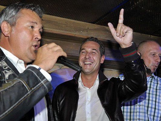 FPÖ-Obmann Heinz Christian Strache (r., FPÖ) und Werner Otti präsentieren in Wien den freiheitlichen Wahlkampf-Song