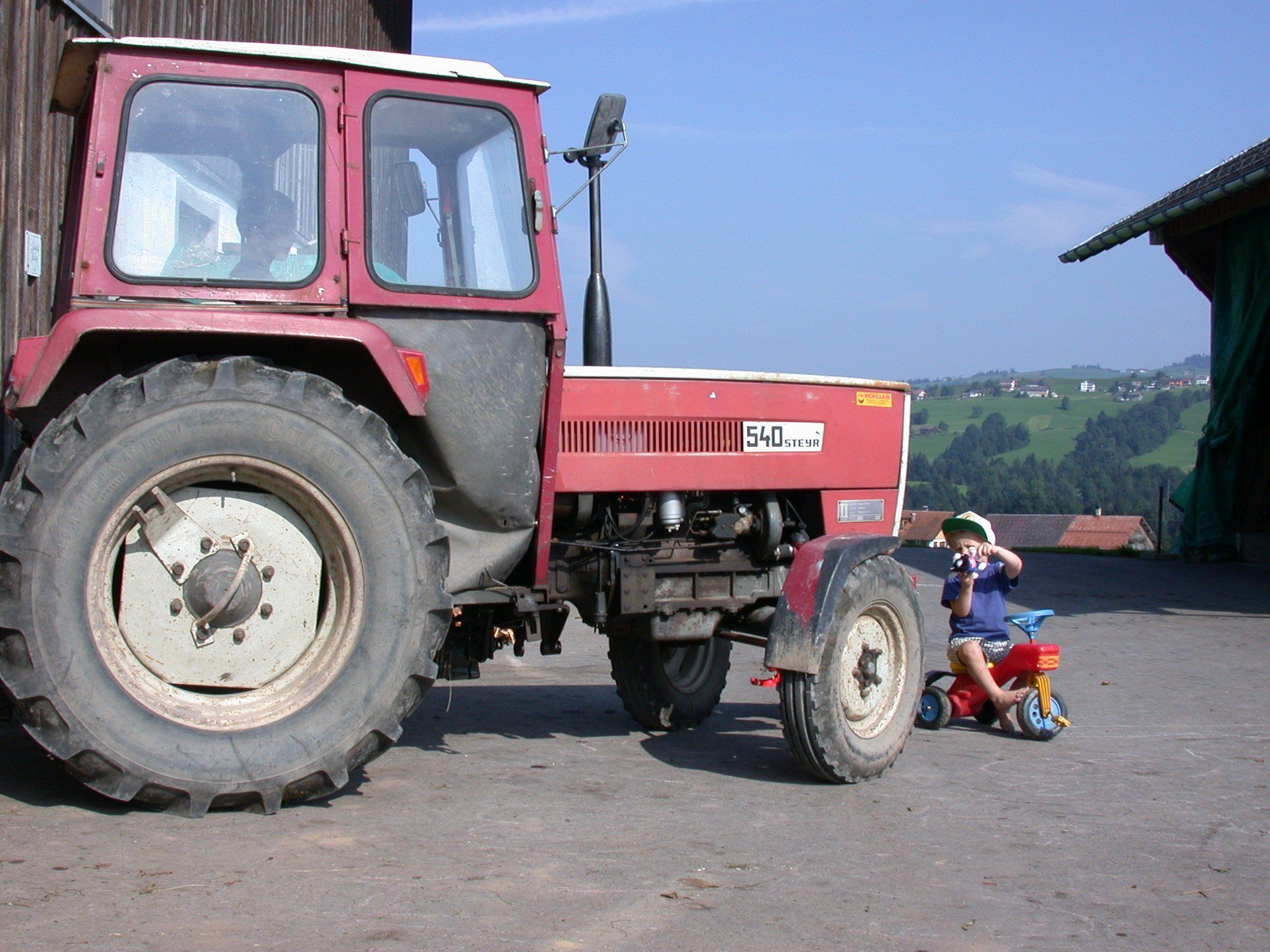 Traktoren und andere Faszination: Kindern Gefahren begreiflich machen. Traktoren und andere Faszination: Kindern Gefahren begreiflich machen.
