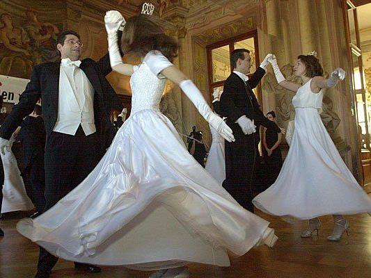 Nicht nur Wiener Walzer, sondern auch viele andere Tänze kann man in den Wiener Tanzschulen erlernen
