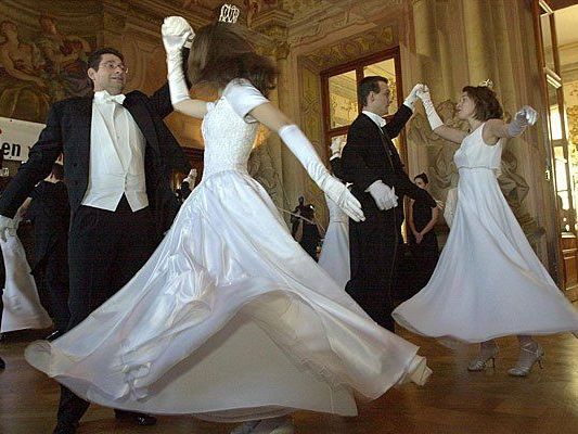 Nicht nur Wiener Walzer, sondern auch viele andere Tänze kann man in den Wiener Tanzschulen erlernen Nicht nur Wiener Walzer, sondern auch viele andere Tänze kann man in den Wiener Tanzschulen erlernen