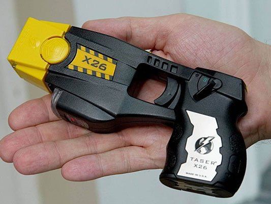 Mit einem Taser bedrohte ein Paar seine Nachbarn