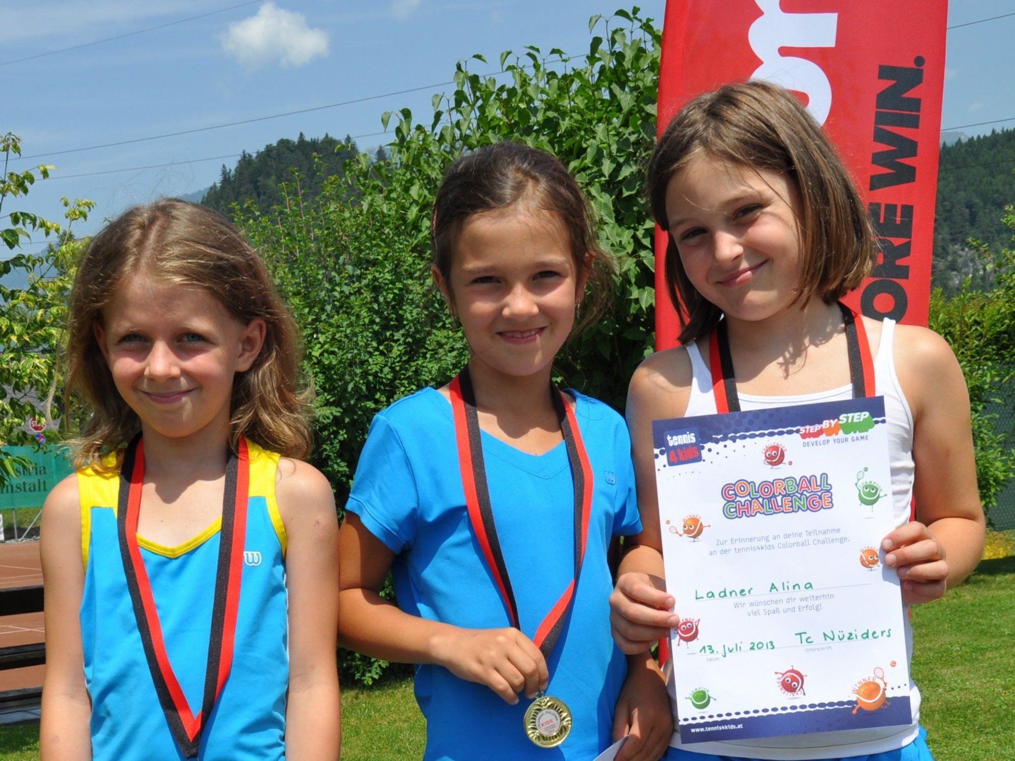 Die erfolgreichen U8 Spielerinen des TC Nüziders Melanie, Alina und Alina. Die erfolgreichen U8 Spielerinen des TC Nüziders Melanie, Alina und Alina.