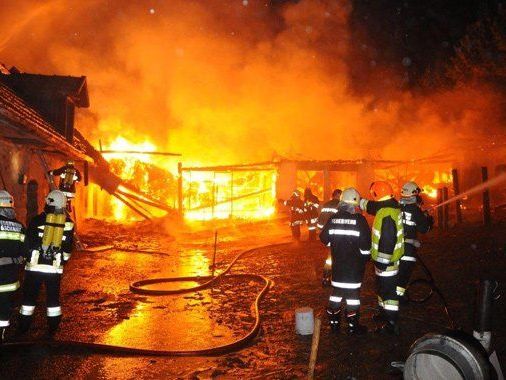 Ein Blitzschlag in Thomasberg rief ebenso die Feuerwehren auf den Plan. Ein Blitzschlag in Thomasberg rief ebenso die Feuerwehren auf den Plan.