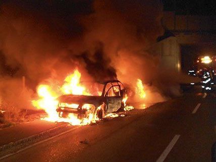 Die Täter zündeten ihre Fluchtfahrzeuge an. Die Täter zündeten ihre Fluchtfahrzeuge an.