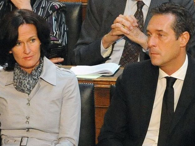 Eva Glawischnig gegen HC Strache - wer gewinnt das Rennen? Eva Glawischnig gegen HC Strache - wer gewinnt das Rennen?