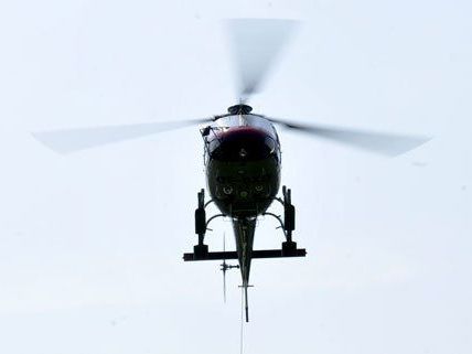 Ein Notarzthubschrauber ist von einem Projektil getroffen worden. Ein Notarzthubschrauber ist von einem Projektil getroffen worden.