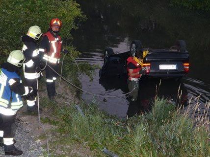 Am Freitag stürzte ein Lenker in den Kanal. Am Freitag stürzte ein Lenker in den Kanal.