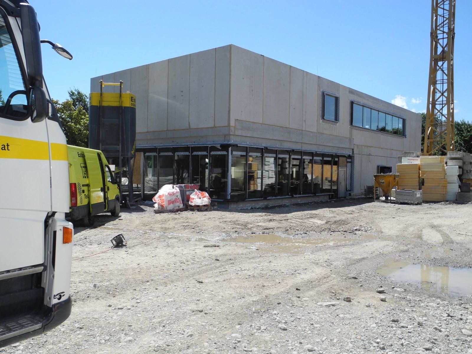 Das neue McDonald’s Familienrestaurant, in „Spirit of Family“ Design, des McCafe und dem Drive In ist unter Dach. Das neue McDonald’s Familienrestaurant, in „Spirit of Family“ Design, des McCafe und dem Drive In ist unter Dach.