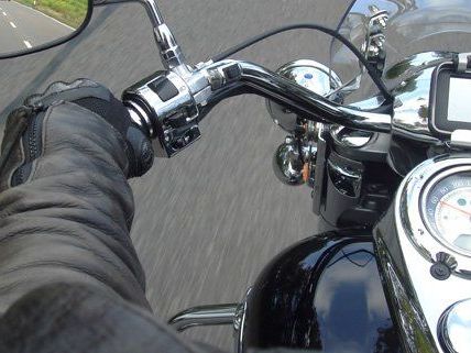 Ein schwerer Motorradunfall in Wien-Umgebung forderte zwei Verletzte. Ein schwerer Motorradunfall in Wien-Umgebung forderte zwei Verletzte.