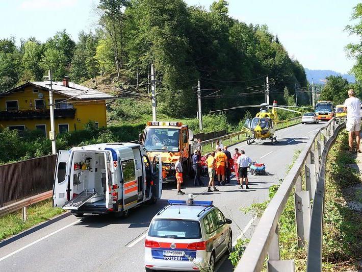 Die Mopedlenkerin musste per Rettungshubschrauber in das Landeskrankenhaus Salzburg eingeliefert werden.