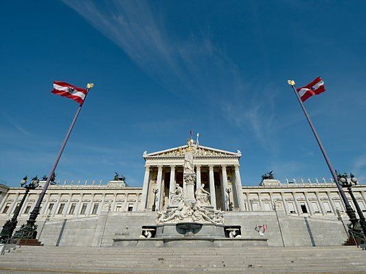 Viele Österreicher scheinen sich eine Dreierkoalition im Parlament zu wünschen. Viele Österreicher scheinen sich eine Dreierkoalition im Parlament zu wünschen.