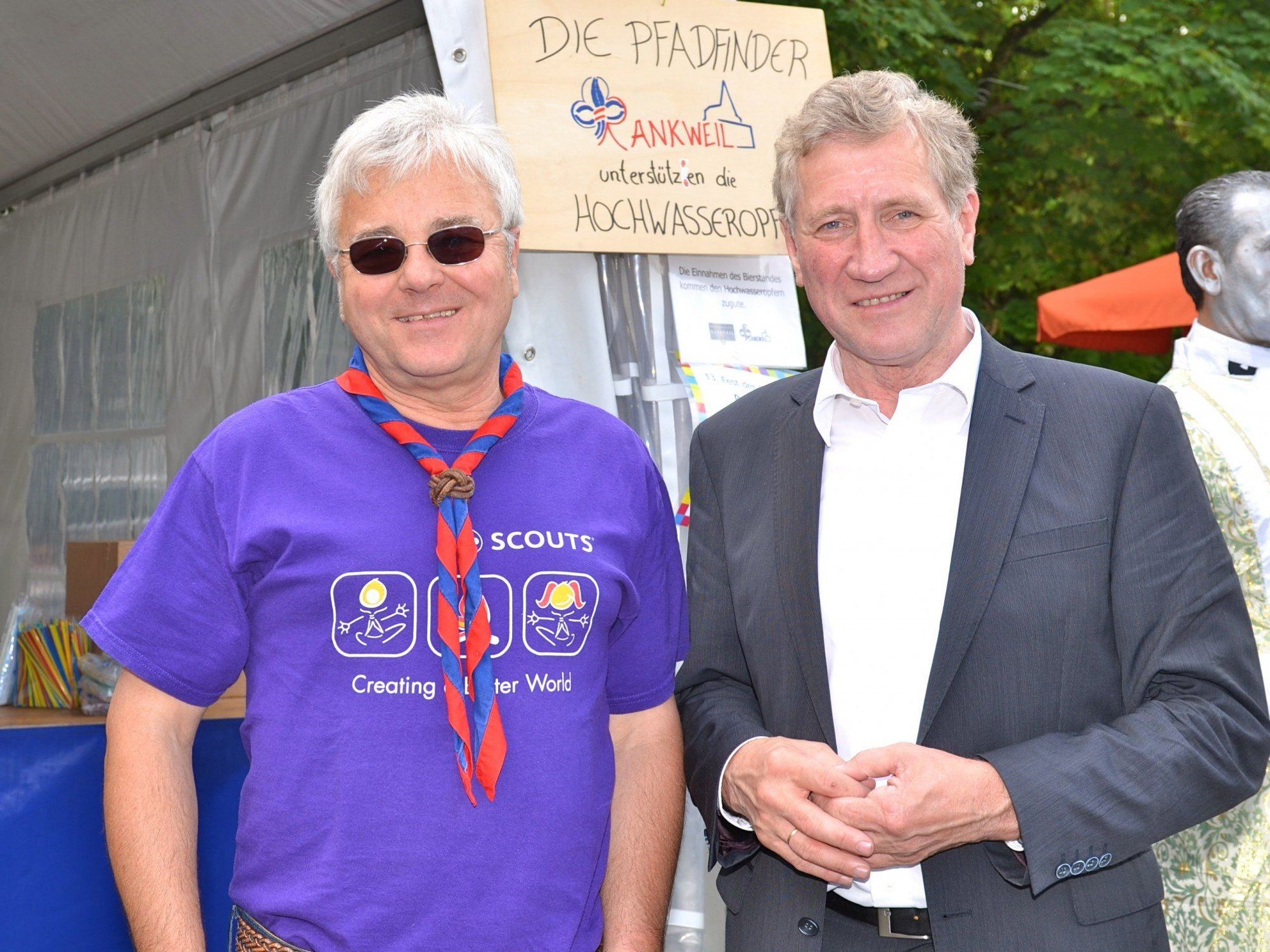 v.li.: Pfadfinder Peter Mück und Landesrat Erich Schwärzler. v.li.: Pfadfinder Peter Mück und Landesrat Erich Schwärzler.