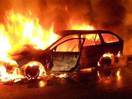 In der Nacht auf Dienstag brannte ein Pkw in Niederösterreich.