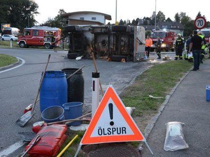 Rund vier Stunden dauerte der Einsatz der Feuerwehr auf der B1. Rund vier Stunden dauerte der Einsatz der Feuerwehr auf der B1.