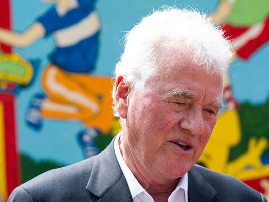 Frank Stronach will mit seinem "Team" in den Nationalrat. Frank Stronach will mit seinem "Team" in den Nationalrat.