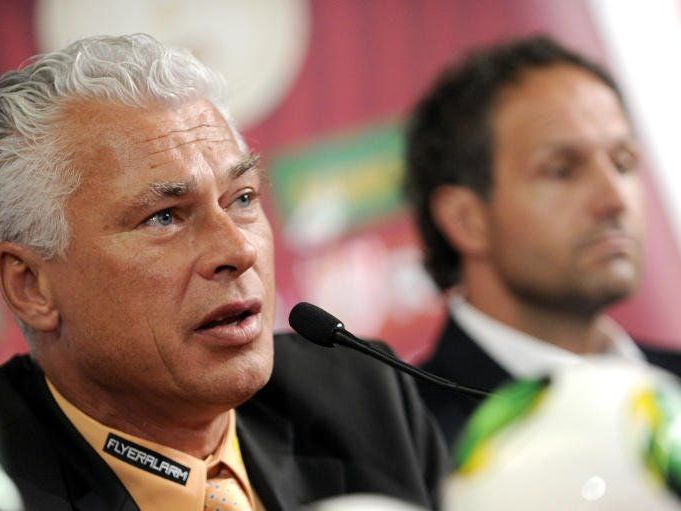 Toni Polster nimmt den Hut. Toni Polster nimmt den Hut.