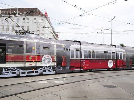 Bims mit Werbung für den Tramwaytag fahren bereits seit Tagen durch die Stadt. Bims mit Werbung für den Tramwaytag fahren bereits seit Tagen durch die Stadt.