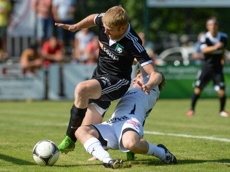 Alexander Hammerer erhielt wegen diesem Foulspiel die Rote Karte gezeigt. Alexander Hammerer erhielt wegen diesem Foulspiel die Rote Karte gezeigt.