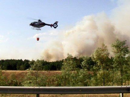 Bei den Löscharbeiten werden auch Hubschrauber eingesetzt.