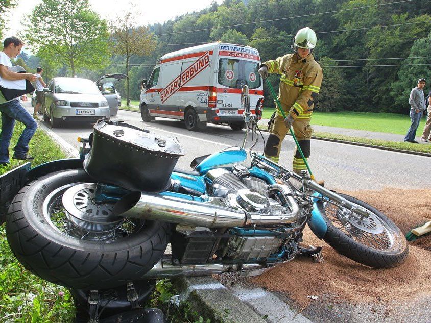 Motorradfahrer bei Kollision mit Mopedauto verletzt. Motorradfahrer bei Kollision mit Mopedauto verletzt.