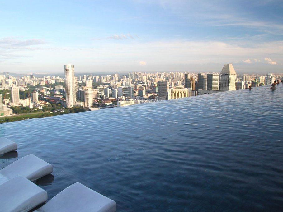 Längster und höchster Infinity-Pool: Marina Bay Sands / Singapur. Längster und höchster Infinity-Pool: Marina Bay Sands / Singapur.