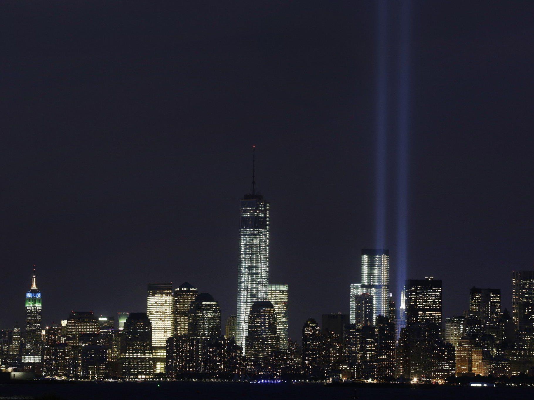 Die "Tribute-Lights" sollen an die Zwillingstürme erinnern - das neue One World Trade Center daneben ist das höchste Gebäude der New Yorker Skyline.