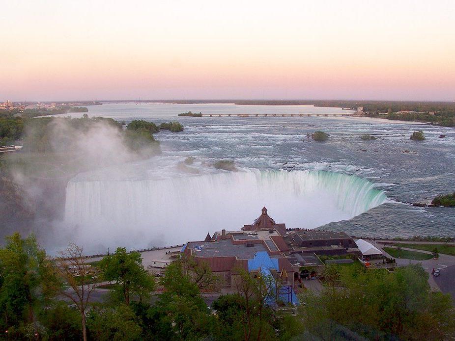 Oakes Hotel Overlooking Falls in Niagara Falls / Kanada.