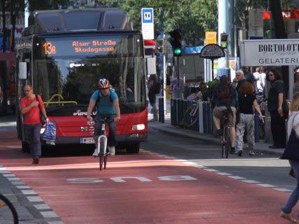 Fahrradfahrer auf der Busspur der Wiener Mariahilfer Straße.