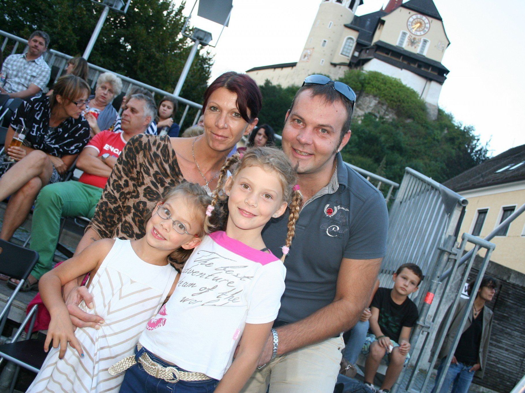 Gerne unter den Besuchern weilten auch Mama Brigitte und Papa Alexander mit Sydney und Joyce. Gerne unter den Besuchern weilten auch Mama Brigitte und Papa Alexander mit Sydney und Joyce.
