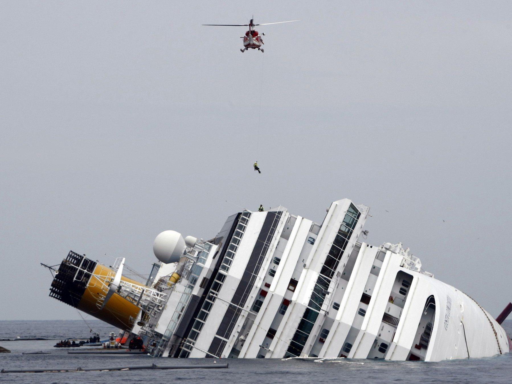 Das Kreuzfahrtschiff Costa Concordia liegt seit eineinhalb Jahren im Meer, am Montag soll sie aufgerichtet werden.