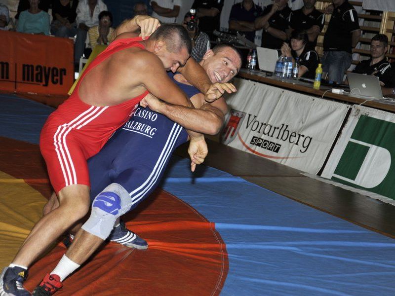 Andrej Vyshar gewann gegen Olympiastarter Amer Hrustanovic nach Punkten. Andrej Vyshar gewann gegen Olympiastarter Amer Hrustanovic nach Punkten.