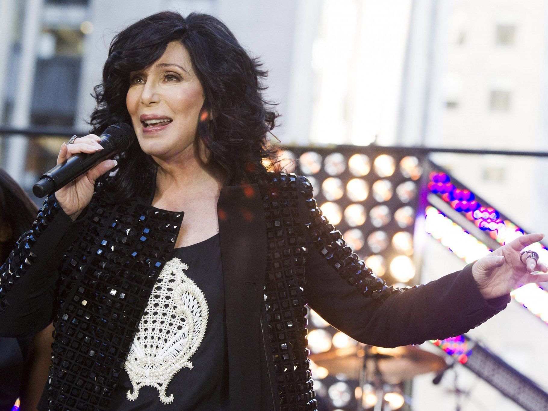 Cher meldet sich nach 12 Jahren mit einem neuen Album zurück. Cher meldet sich nach 12 Jahren mit einem neuen Album zurück.