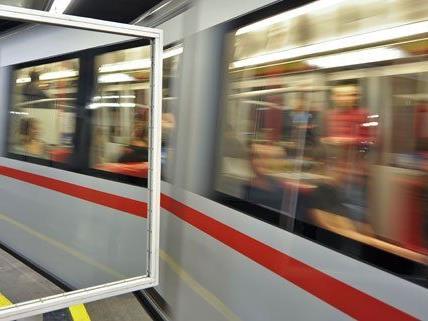Insgesamt wird in sechs U-Bahn-Stationen in Zukunft ein Defibrillator für Notfälle zur Verfügung stehen.