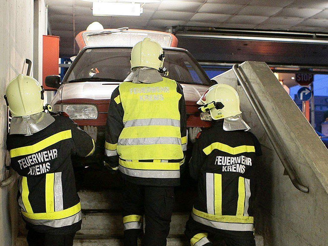 Autolenkerin blieb mit ihrem Wagen auf Stiegenabgang in Tiefgarage in Krems hängen.