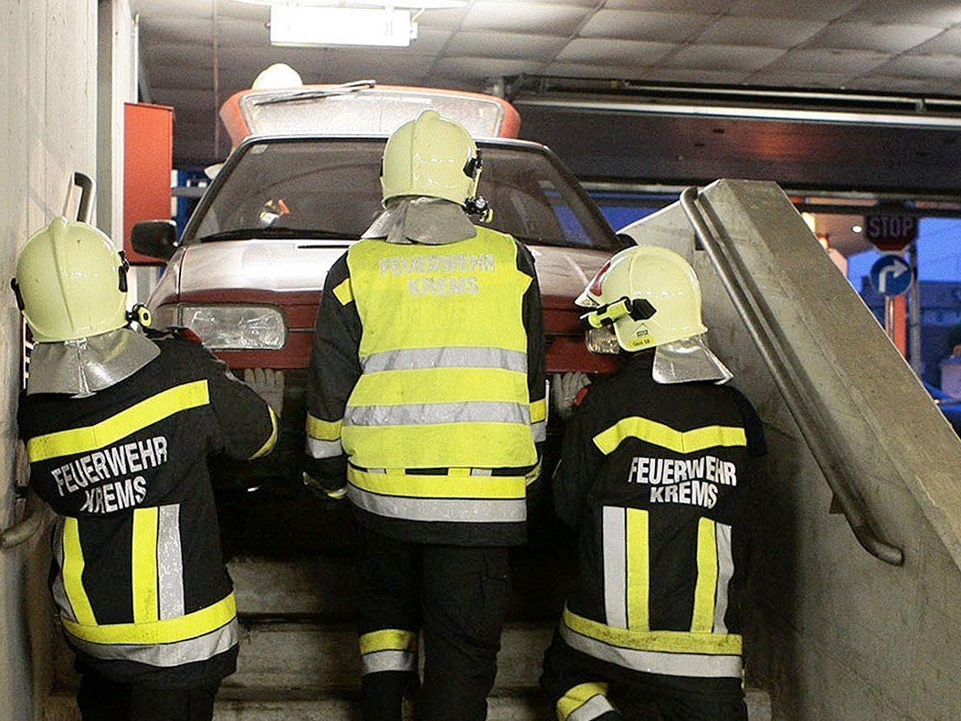 Autolenkerin blieb mit ihrem Wagen auf Stiegenabgang in Tiefgarage in Krems hängen.