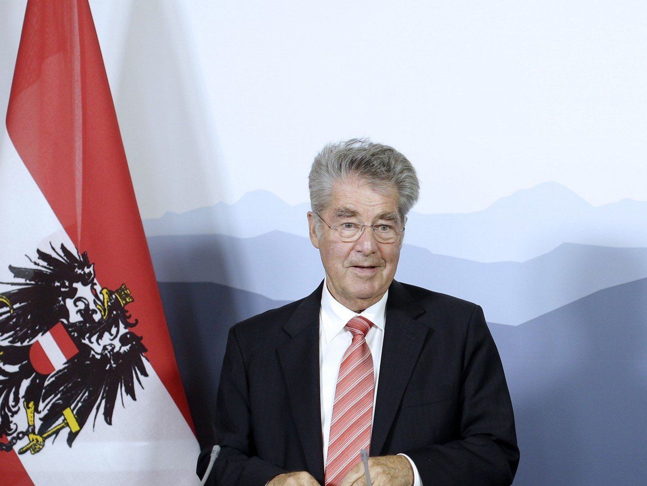 Erst ab dem 1. Oktober wird Bundespräsident Heinz Fischer mit den Parteichefs Gespräche führen. Erst ab dem 1. Oktober wird Bundespräsident Heinz Fischer mit den Parteichefs Gespräche führen.