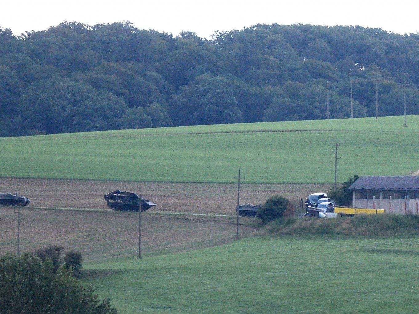 Wilderer soll vier Menschen getötet haben: Der Cobra-Einsatz auf dem Grundstück in Annaberg läuft. Wilderer soll vier Menschen getötet haben: Der Cobra-Einsatz auf dem Grundstück in Annaberg läuft.
