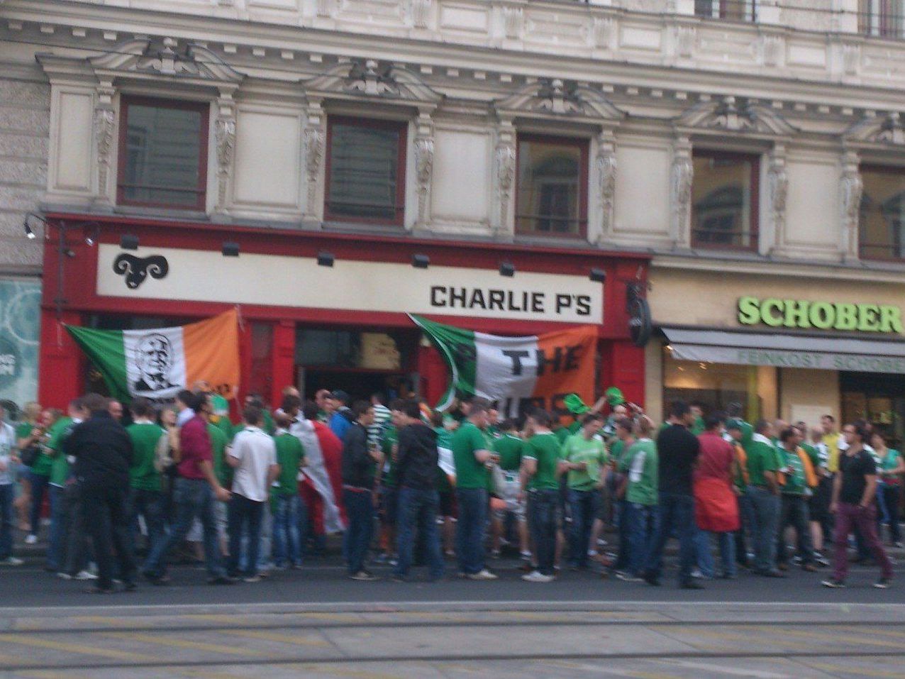 Auf der Währinger Straße feierten irländische Fans im Pub Charlie P's. Auf der Währinger Straße feierten irländische Fans im Pub Charlie P's.