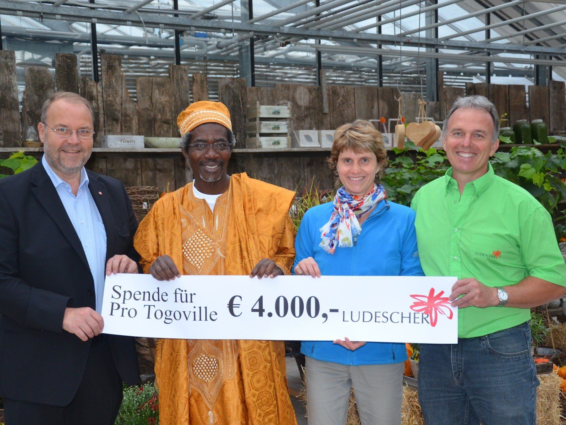 Stephan und Anja Ludescher übergaben zusammen mit BGM Werner Müller die stolze Summe von 4000 Euro an Georges Ameganvi von Pro Togoville. Stephan und Anja Ludescher übergaben zusammen mit BGM Werner Müller die stolze Summe von 4000 Euro an Georges Ameganvi von Pro Togoville.