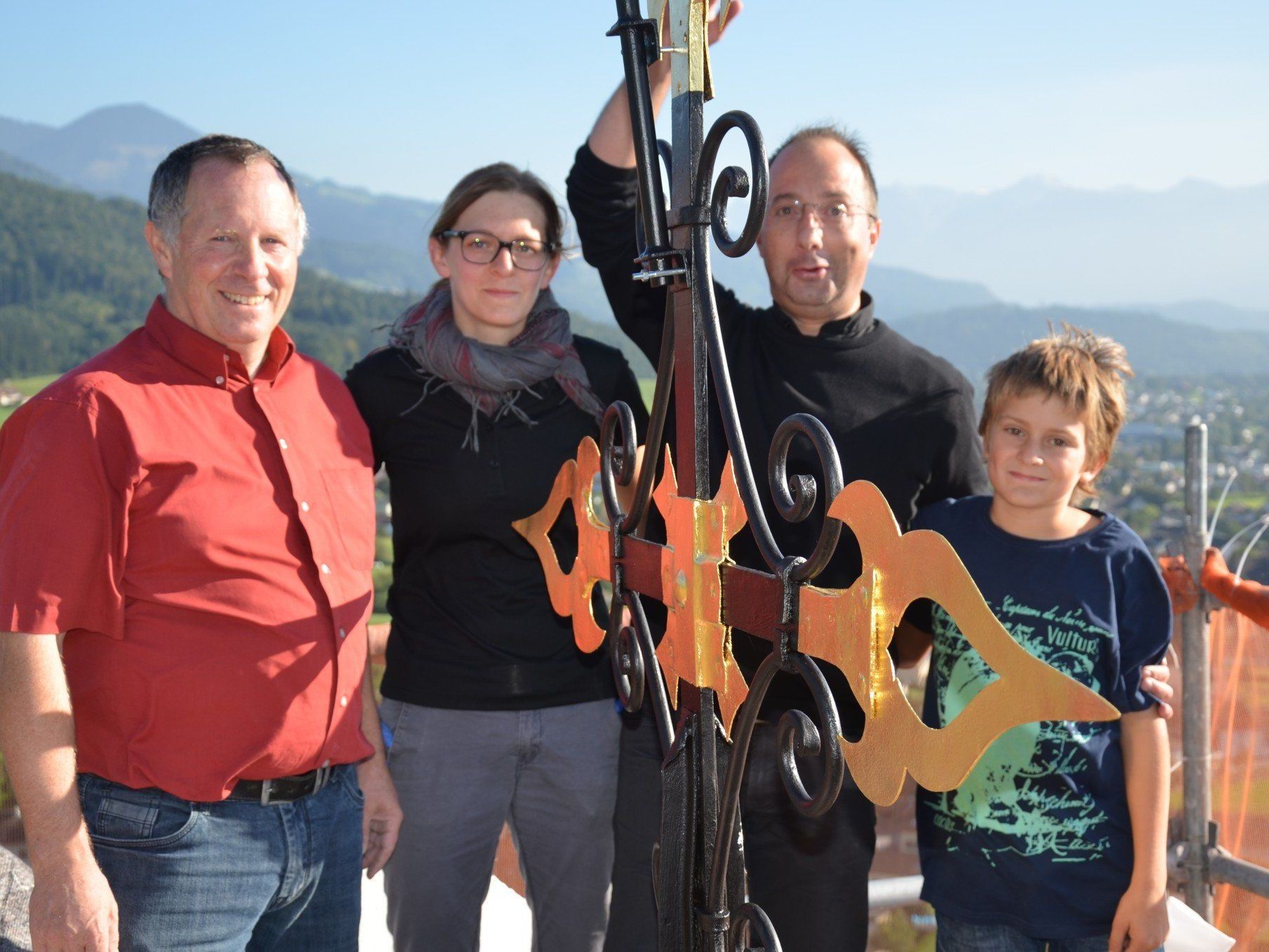 Freuten sich über die gelungene Montage des Kirchturmkreuzes Norbert Blum, Nicole Mayer, Pfarrer Pio Reinprecht und Timo Mittelberger. Freuten sich über die gelungene Montage des Kirchturmkreuzes Norbert Blum, Nicole Mayer, Pfarrer Pio Reinprecht und Timo Mittelberger.