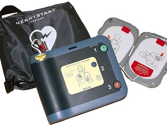 Mit einem Defibrillator retteten vier Polizisten einem Mann das Leben