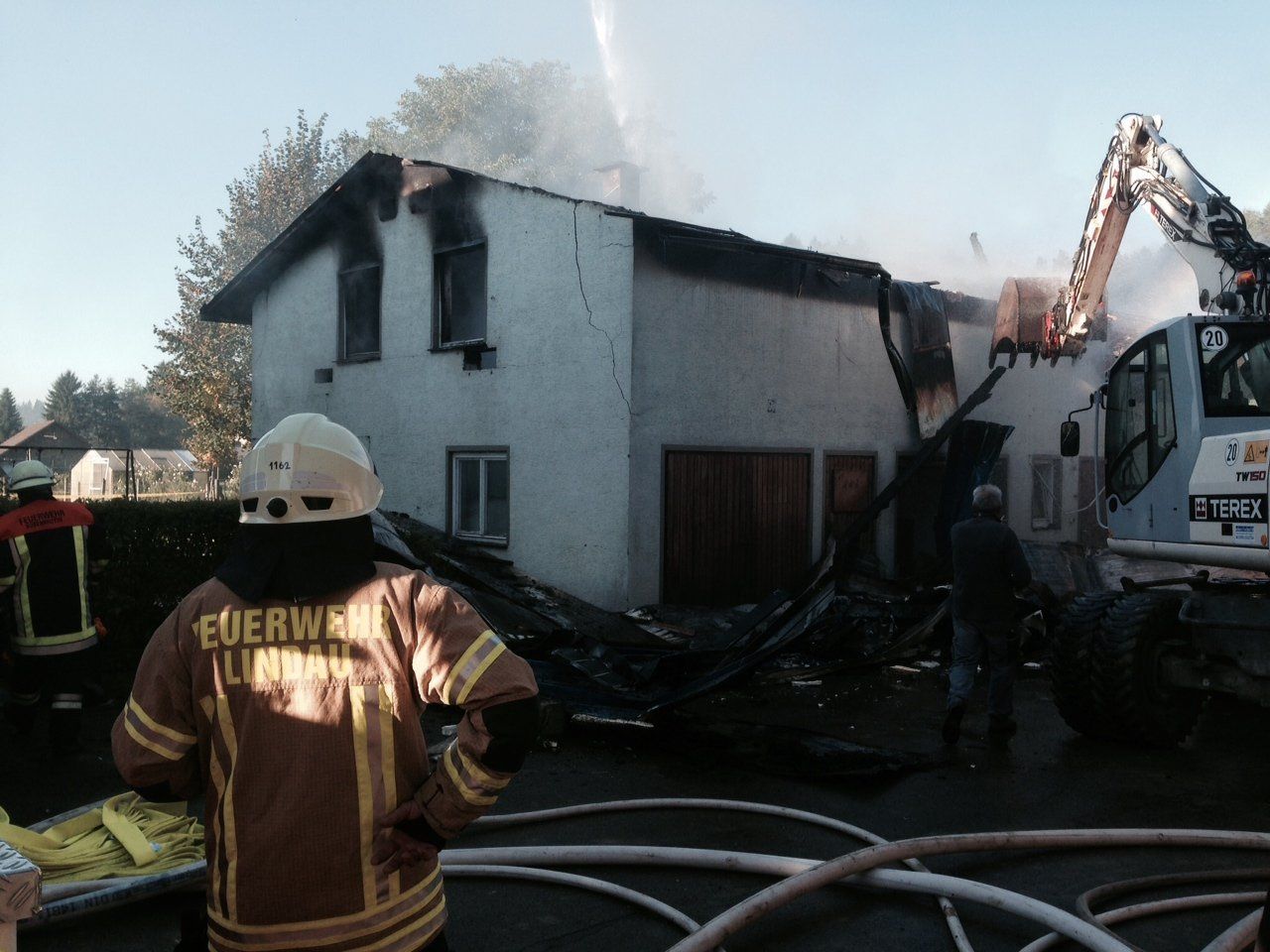 Die Feuerwehr konnte ein Ausbreiten der Flammen verhindern. Die Feuerwehr konnte ein Ausbreiten der Flammen verhindern.