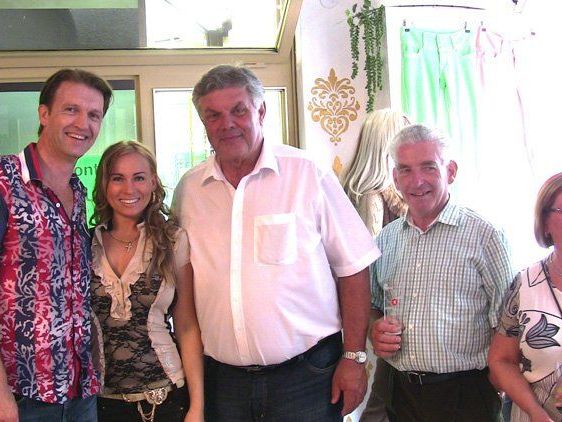 V.l.: Otto und Gabriela Wachter mit BM Katzenmayer und Herr Leidinger Bruno mit Gattin Margaret. V.l.: Otto und Gabriela Wachter mit BM Katzenmayer und Herr Leidinger Bruno mit Gattin Margaret.