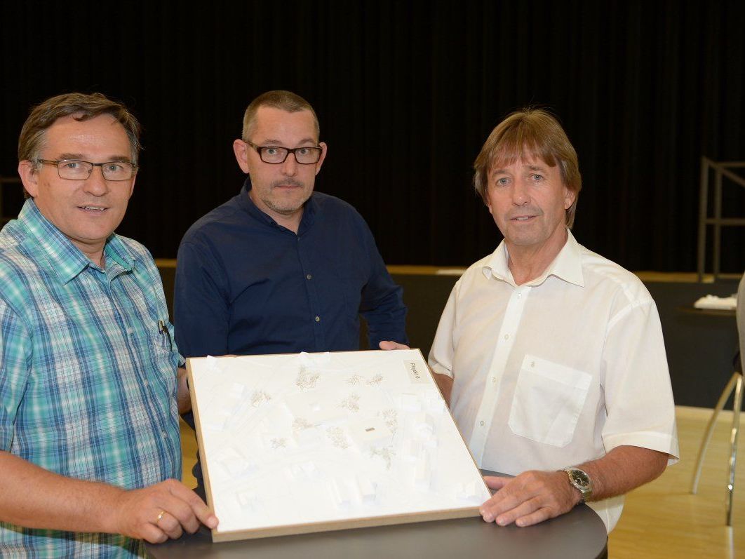 Bauamtleiter H. Oberhauser, M. Mathis, Projektbegleiter örtliche Sozialplanung, und Bgm. Maierhofer (v.l.) mit dem Siegermodell. Die Detailplanung starten nun. Bauamtleiter H. Oberhauser, M. Mathis, Projektbegleiter örtliche Sozialplanung, und Bgm. Maierhofer (v.l.) mit dem Siegermodell. Die Detailplanung starten nun.